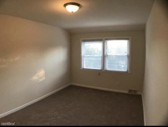 Building Photo - 3 br, 1.5 bath Townhome - 4522 Marble Hall Rd