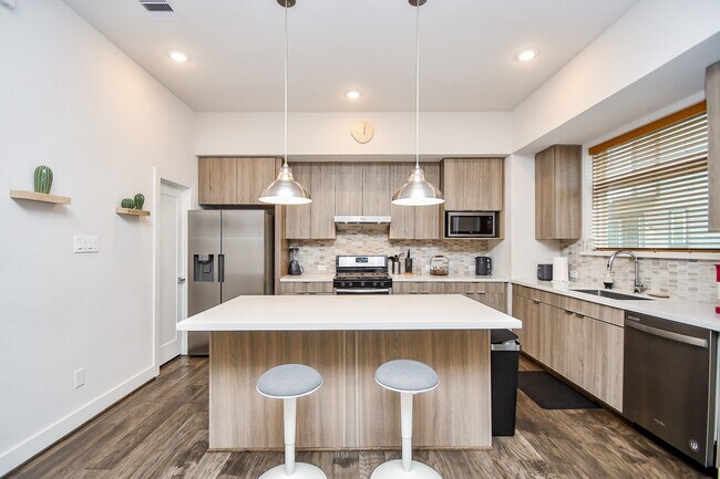 Building Photo - 5811 Fairdale Ln