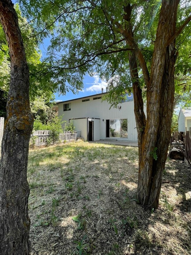 Building Photo - 3 Bed 1.5 Bath Townhouse