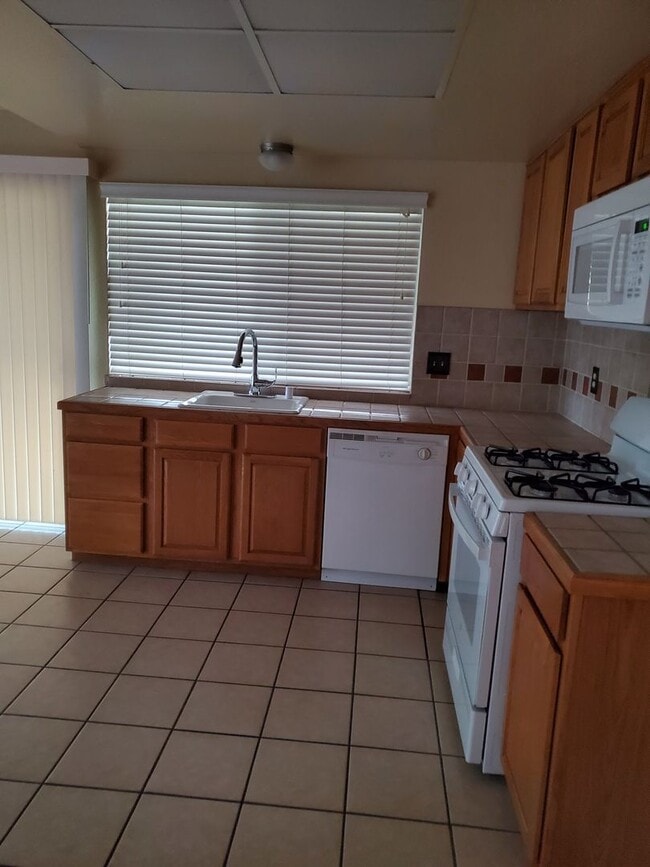 Building Photo - 3 bedroom 2 bath with Pool Off of Oakdale Road