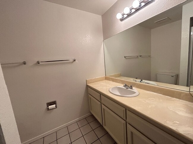 Building Photo - On the Lake, 2 Bed, 2 Bath, Great Views!