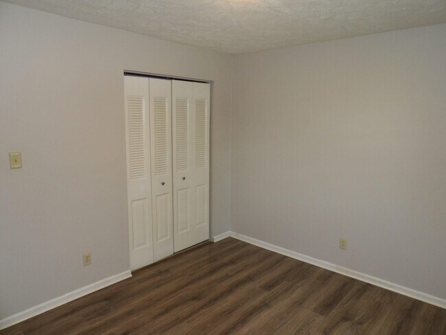 Building Photo - 204 Landings Dr
