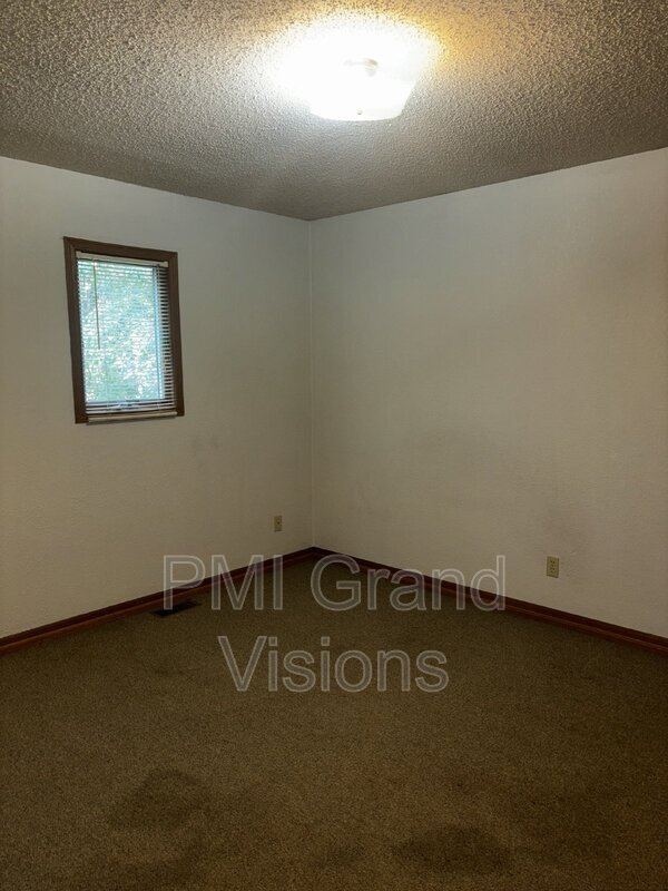 Building Photo - 1103 6th St