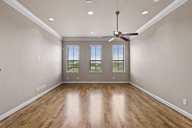 Building Photo - Luxury Townhouse in Fannin Station
