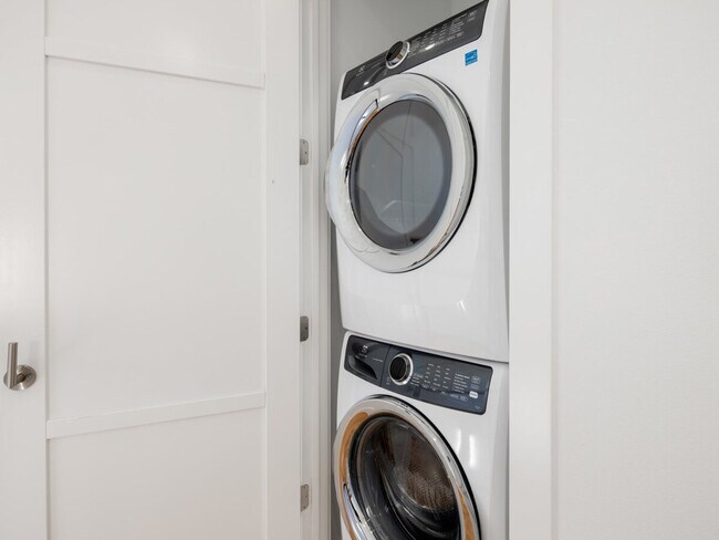 Building Photo - 707 SE A St