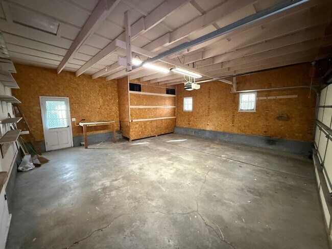 Building Photo - Charming 2-Bed/2-Bath Ranch with Garage — Rent-to-Buy Opportunity in Fremont, NE!