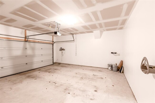 Building Photo - 312 Empress Tree Dr