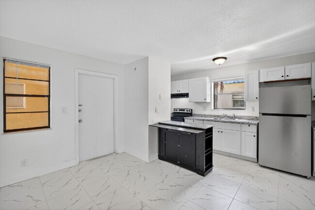 Building Photo - QUICK MOVE IN - FIRST MONTH FREE | Bright & Modern 1-Bedroom Apartment in Prime Oakland Park Loca...
