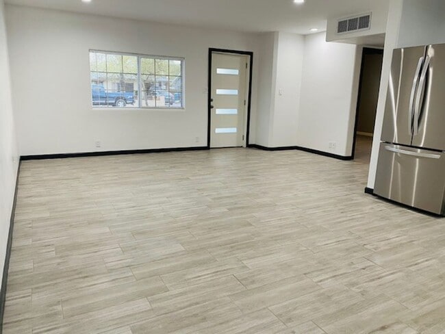 Building Photo - Modern Centrally Located 3 bed, 2 bath w/Large back yard