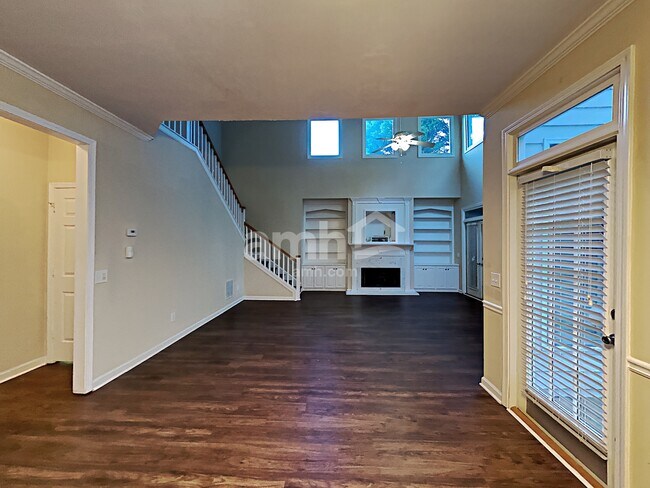Building Photo - 815 Hillcrest Ln