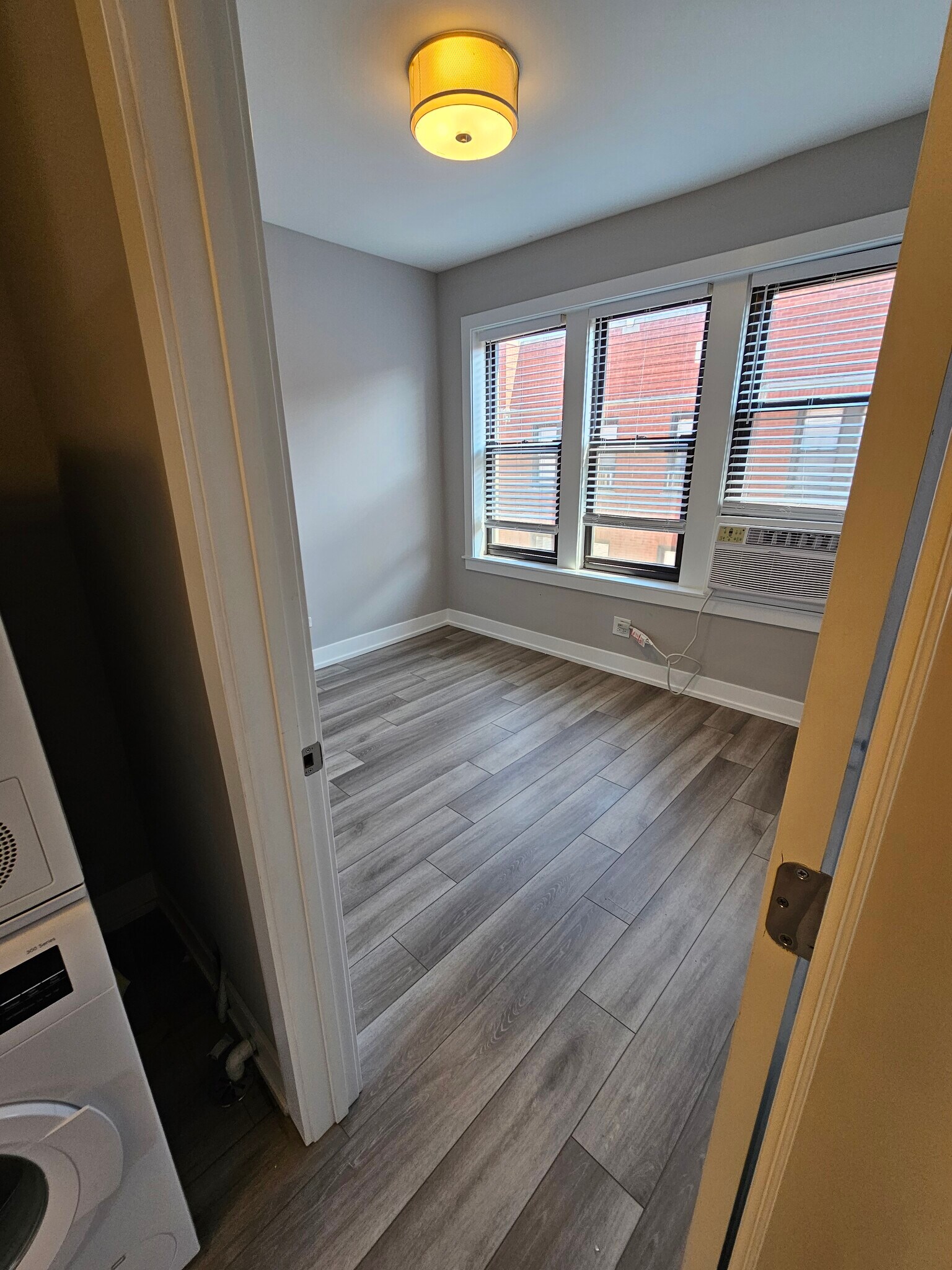 Building Photo - 3931 N Janssen Ave