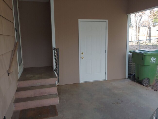 Building Photo - 2 Bedroom, 1 Bath home nestled in the heart of Maryville city in historic Sunset View.