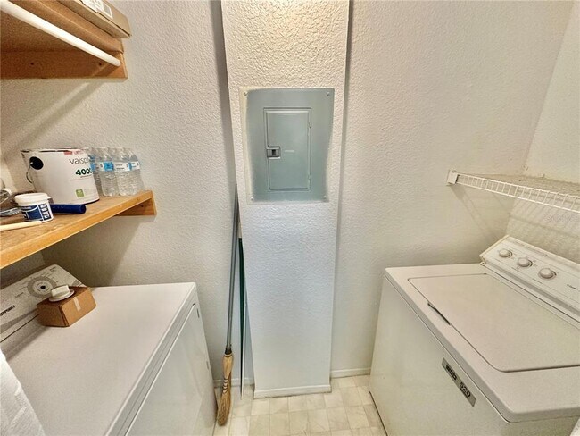 Building Photo - 2550 N Alafaya Trail