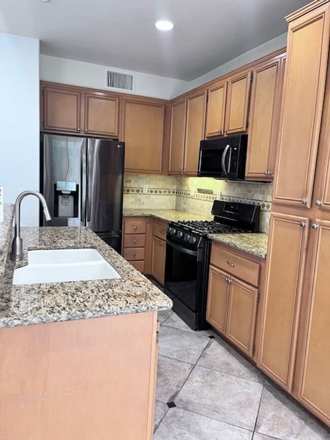 Building Photo - Redlands Home in Gated Community