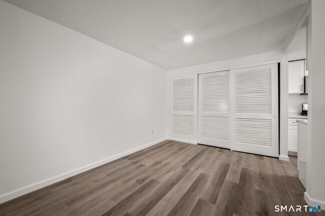Building Photo - 20 Little Oak Ln