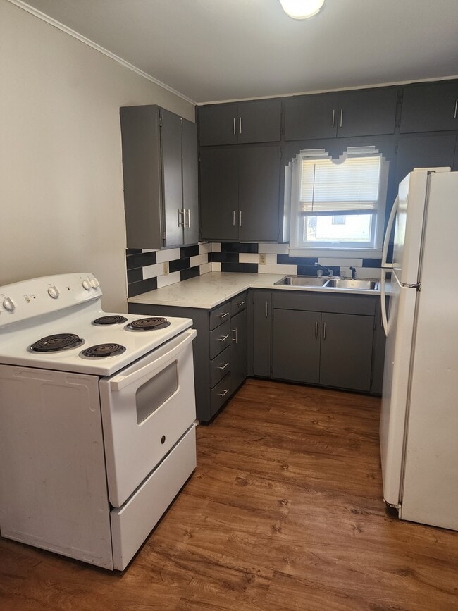 Building Photo - 422 W Poplar Ave