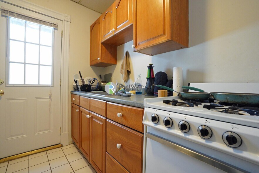 Building Photo - 76 Gordon St