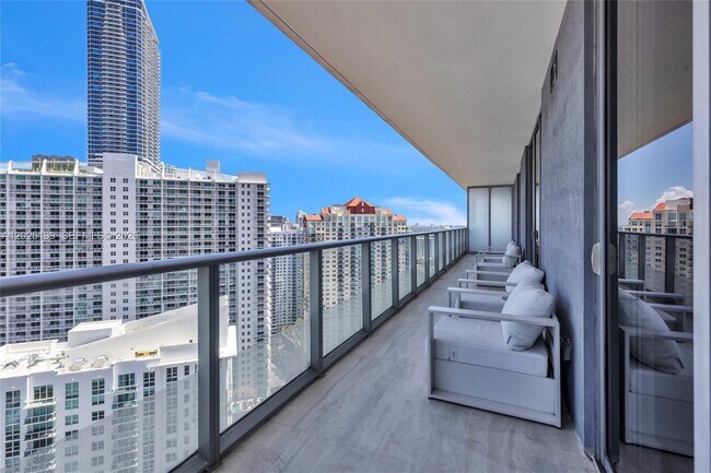 Building Photo - 1300 Brickell Bay Dr