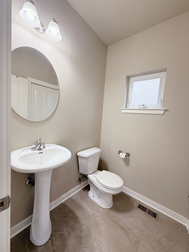 Building Photo - Charming 3bed/2.5 bath House!