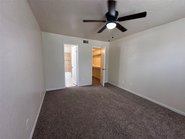 Building Photo - 9700 Leawood Blvd