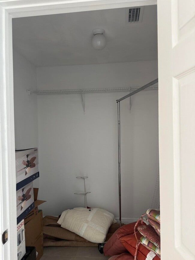 Building Photo - 592 SW Tarra Ave