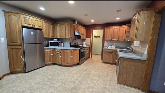 Building Photo - 29543 Eiffel Ave