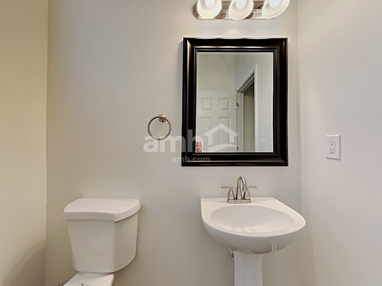 Building Photo - 7207 Tanners Creek Dr