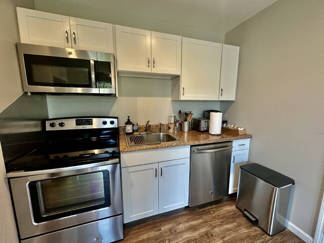Building Photo - Old Town Bluffton Furnished Apartment!