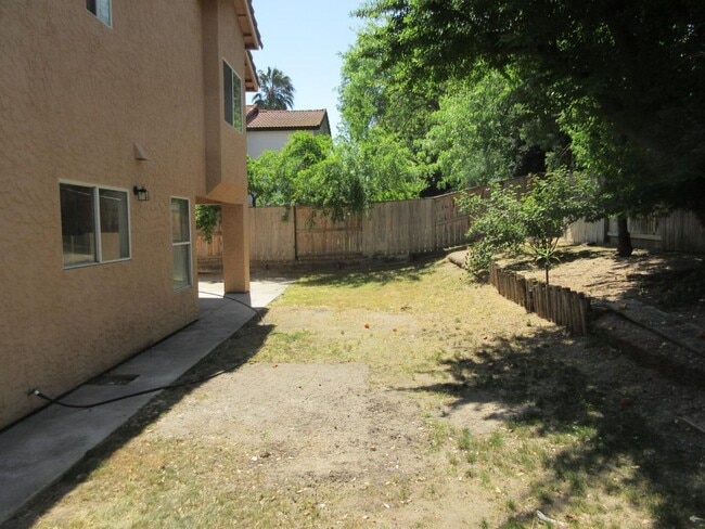Building Photo - 4 Bed, 2.5 Bath Home with 3-Car Garage in Clovis Unified School District