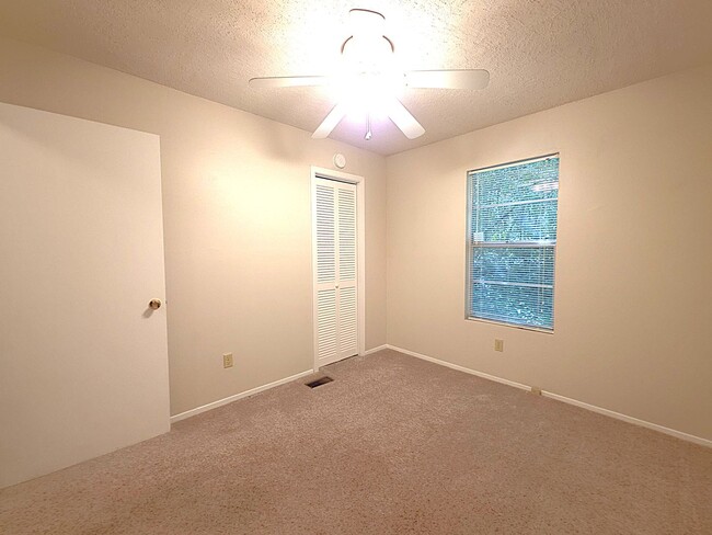Building Photo - Welcome to this charming 3 bedroom, 2 bath...