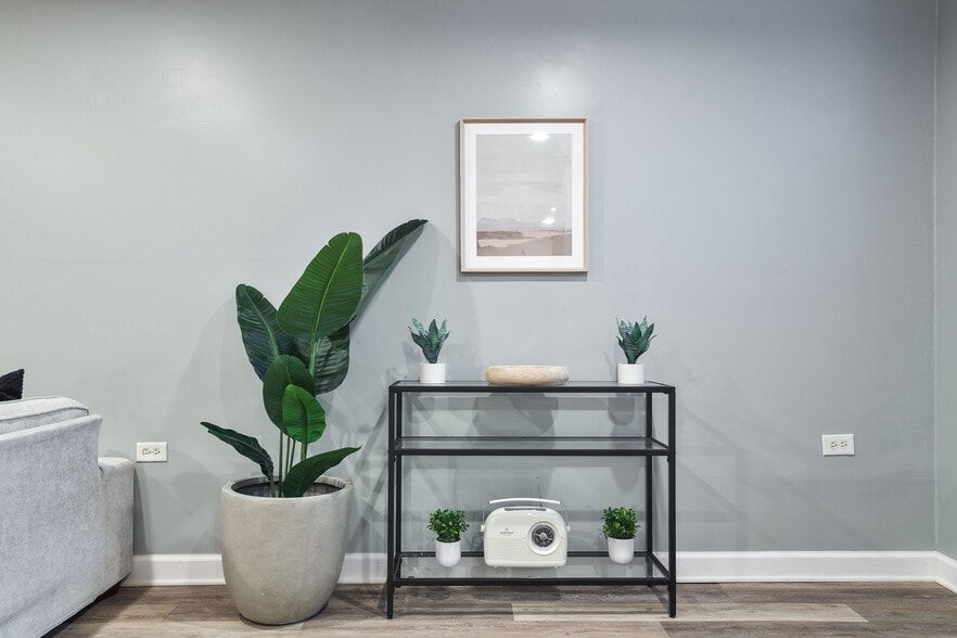 Building Photo - 3047 N Clybourn Ave