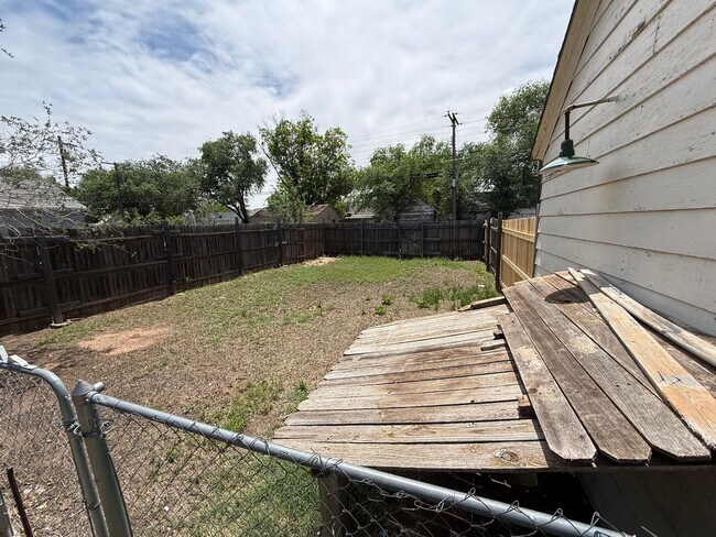 Building Photo - 2 Bed 1 Bath Home