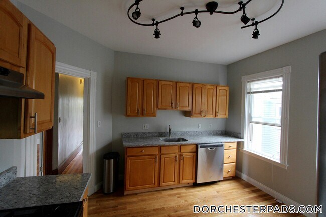 Building Photo - 137 Pleasant St