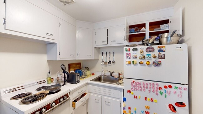 Building Photo - $2195 Brookline Studio on Beacon St - Heat and Hot Water Included