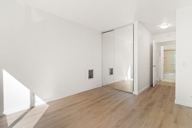 Building Photo - Modern 1-Bed w/ Balcony & Views Near Piedmont