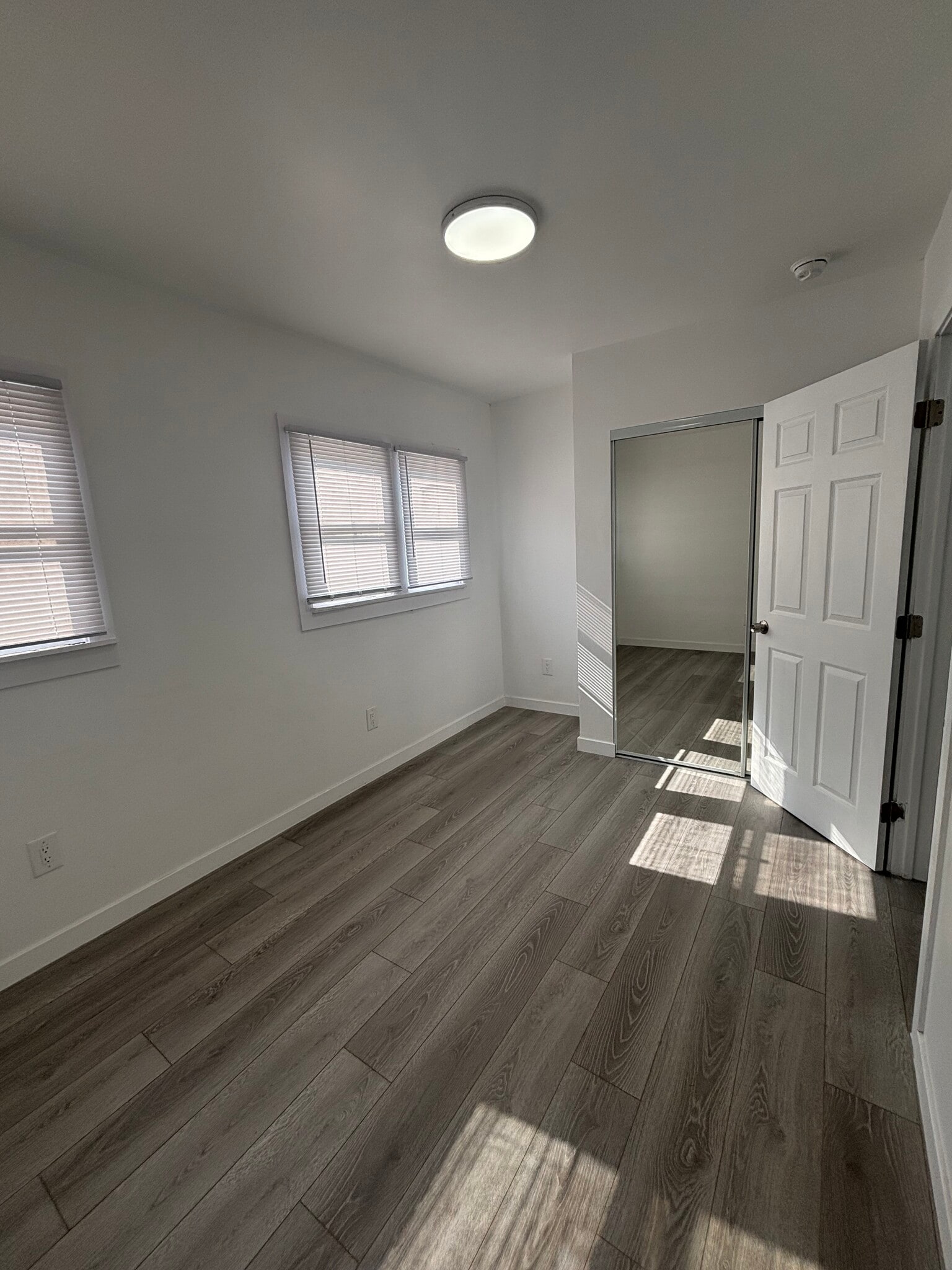 Building Photo - 1956 1/2 Park Grove Ave