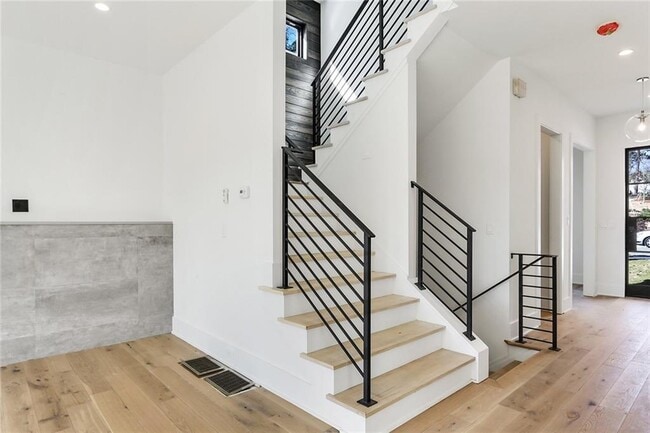 Building Photo - 2985 Lookout Pl NE