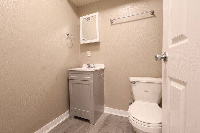 Building Photo - 1 Bedroom Apartment