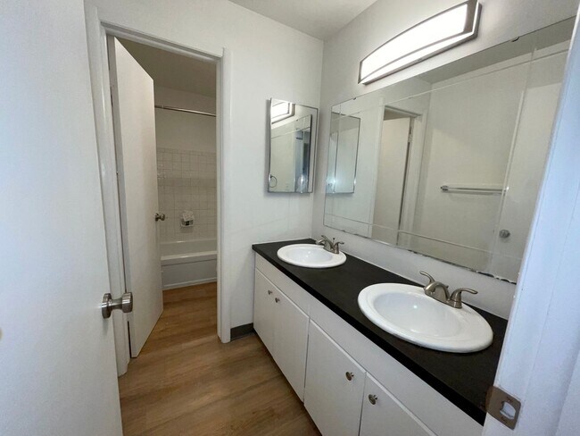 Building Photo - RENOVATED 2BD/1BA MILLWOOD APARTMENT | A/C | COVERED PARKING | PET FRIENDLY | AVAIL APRIL 15, 2026