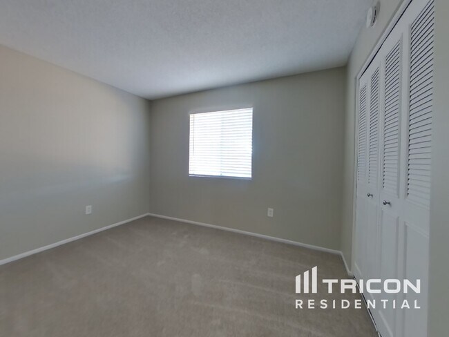 Building Photo - 4801 W Larkspur Dr