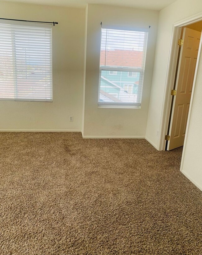 Building Photo - 3 Bedroom 2 Bathroom Townhome Close to DIA