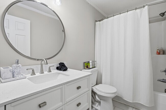 Building Photo - 808 Kendall Dr