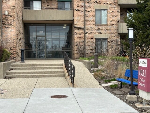 Building Photo - 1931 Prairie Square