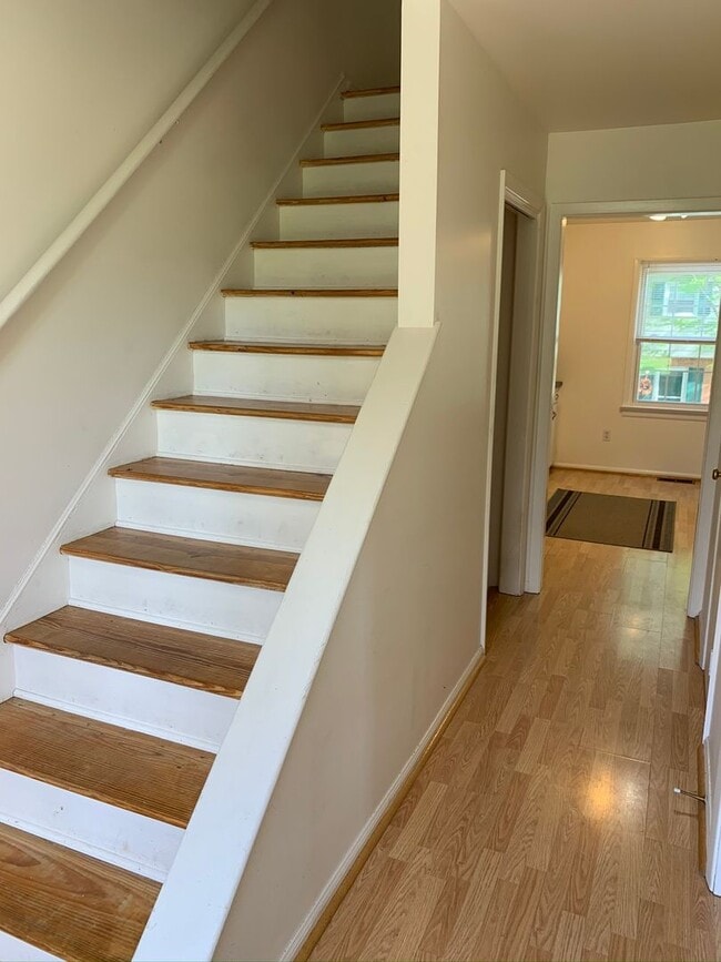 Building Photo - End Townhome In Oak Manor Community