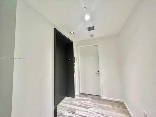 Building Photo - 801 S Miami Ave