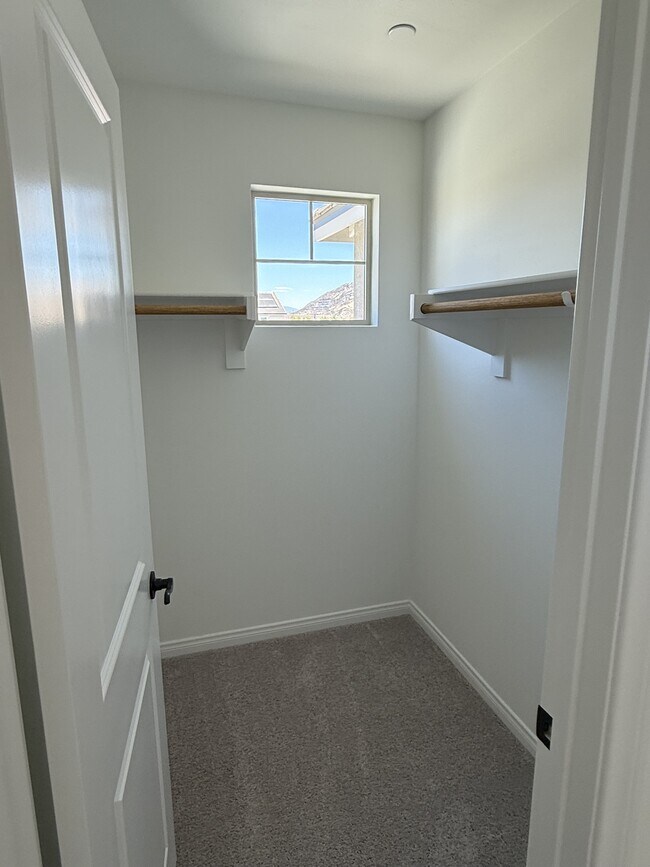 Building Photo - 4470 Hickory Ct