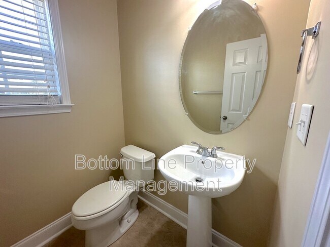 Building Photo - 6223 Woodland Commons Dr