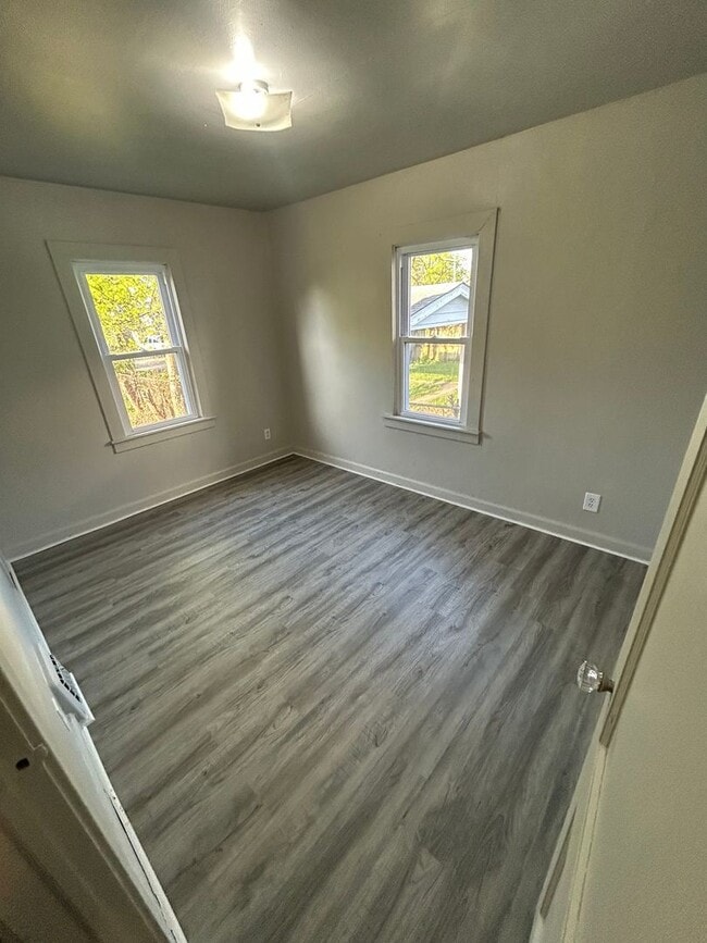 Building Photo - 841 Stanley Ave