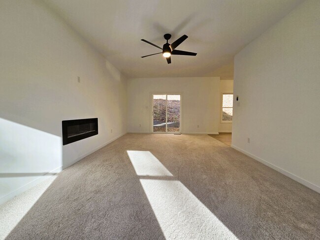 Building Photo - Large 3 story home located in Glenwood Park just minutes from downtown Richmond