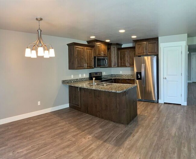 Building Photo - Spacious Townhome with 1 car garage w/ Mountain Views